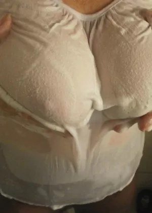 Пухленькая порнозвезда Терри Нова выставляет напоказ огромные сиськи на открытом воздухе с косичками