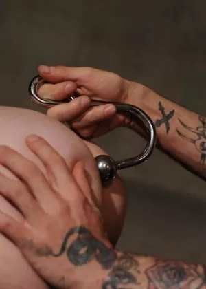 Похотливую милфу малышку Бекки Линн связывают и унижают