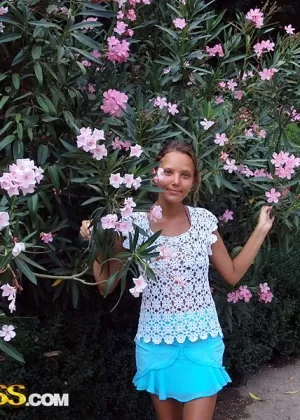 Брюнетка и ее друг-мужчина снимают домашнее порно во время пикника