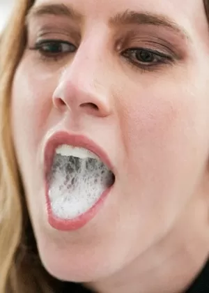 Сексуальная латиноамериканка Мона Азар трахается из жопы в рот с большим черным членом