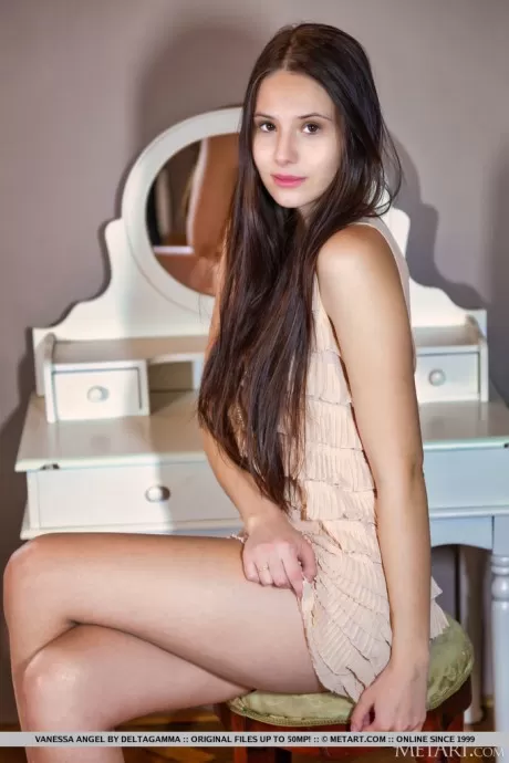 Красивая британская девушка Ванесса Энджел раздевается в обуви
