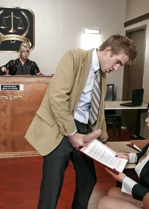 Грудастая милфа Никки Бенц дает и получает оральный секс в зале суда