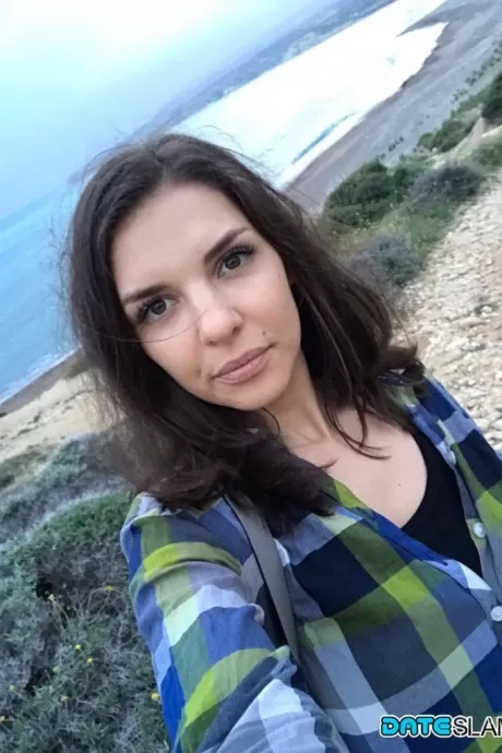 Русская подросток Алина Хенесси делает селфи обнаженной и не обнаженной в течение дня