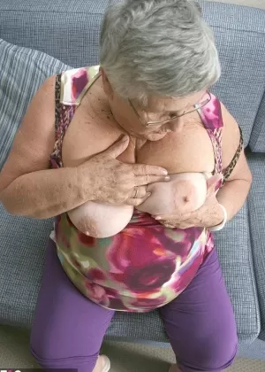 Толстая сольная модель Моника Лав обнажает свои огромные сиськи, снимая нижнее белье