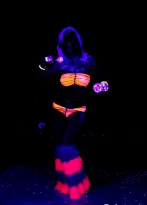 Потрясающую татуированную блондинку соблазняет и трахает возбужденный женатый парень