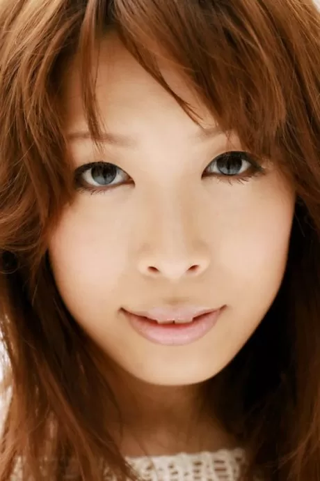 Красивая японская девушка Шизуку Нацукава показывает свои великолепные сиськи и задницу