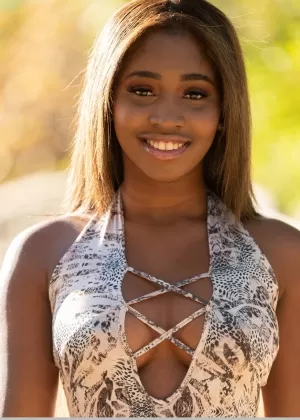 Горячая негритянка Бони Браун освобождает свое подтянутое тело от длинного платья