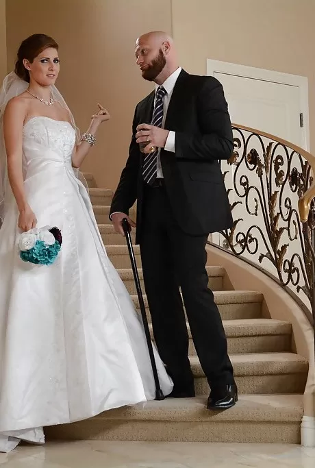 Жена милфа Дженни Ли занимается сексом в своем замечательном белом свадебн 1