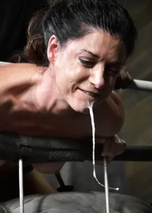 Горячую рабыню милфу брюнетку связывают и делают глубокий минет, чтобы получить полный рот спермы