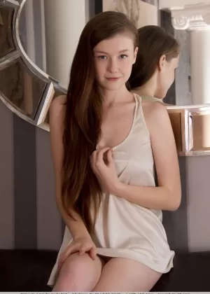 Молодая брюнетка Эмили Блум сбрасывает атласное белье, чтобы выставить напоказ крошечную попку и раздвинуть ноги