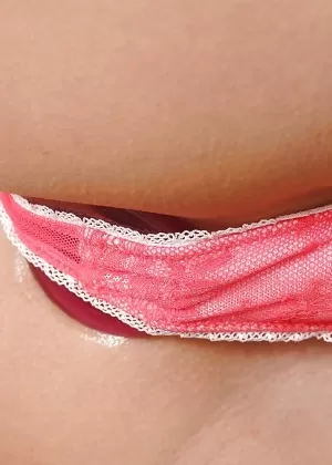 Красивая красотка сверкает красивыми натуральными сиськами и спортивным анальным зиянием