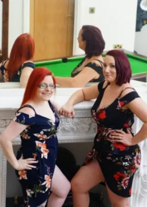 Пухленькая блондинка Саманта заплетает свои волосы в косички во время секса на кровати