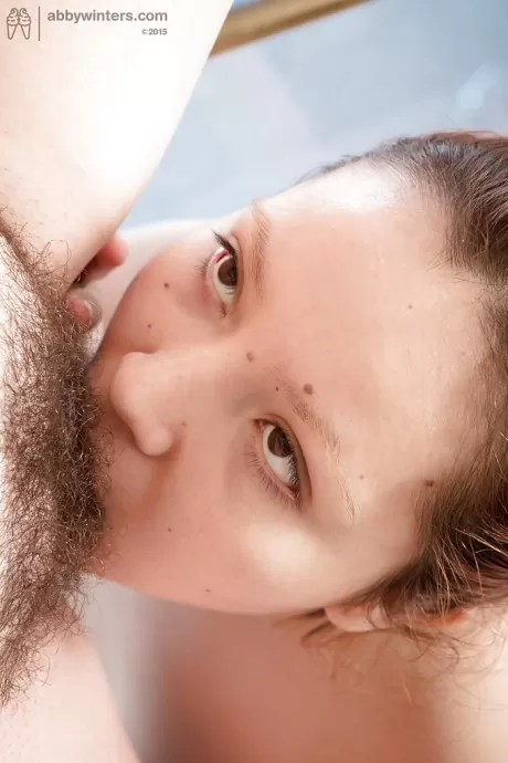 Любительские мамочки с большими сиськами Мэйлин и Уилла лижут волосатые киски друг друга