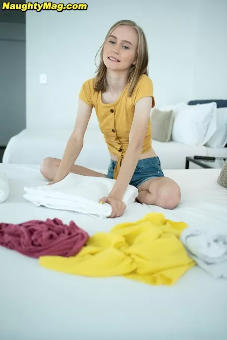 Худенькая молоденькая Алисия Уильямс обнажает свои сиськи, прежде чем скользнуть рукой вниз по трусикам