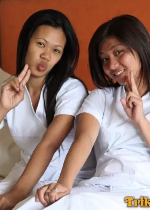 Похотливые медсестры-филиппинки Джоанна и Джой демонстрируют свои сексуальные задницы и киски