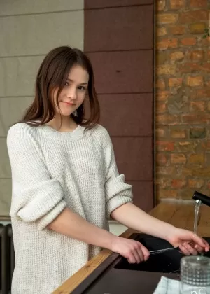 Молоденькая девушка занимается сексом со своим парнем на кухне