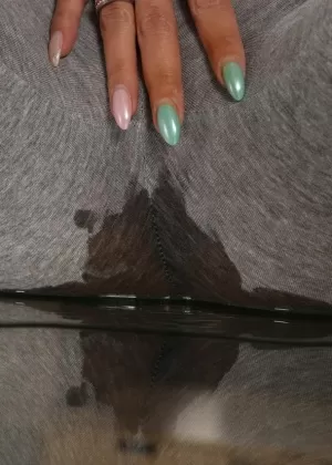 Сладкоежка Лорин писает в миску и играет со своей горячей влажной пизденкой