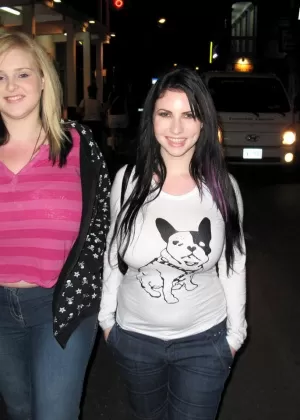 Рыжеволосая толстушки Эддисон Бунд развязывает большие натуральные сиськи и сверху дрочит свою киску