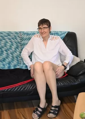 Любительница с избыточным весом Сладкая Сьюзи надевает очки, раздеваясь у реки