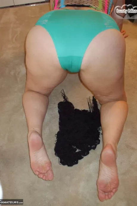 Рыжеволосая бабуля грудастая Блисс обнажает свою киску в прозрачн 12