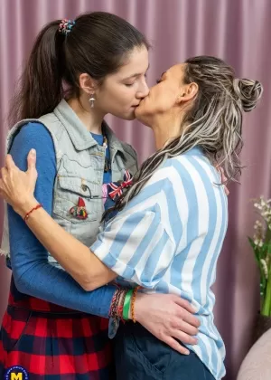 Сексуальная пожилая женщина и ее падчерица занимаются лесбийским сексом после шоппинга