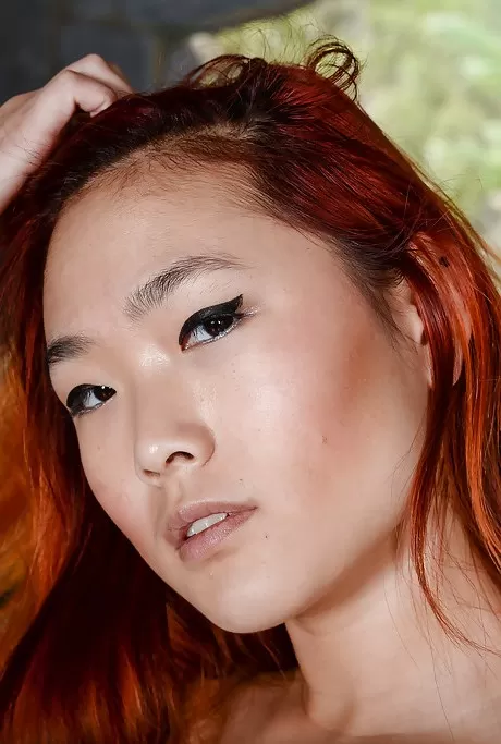 Малазийская неопытная Леа Харт демонстрирует раздвинутую задницу и киску на открытом воздухе