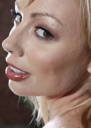 Красивая мамаша сбрасывает свое прозрачное нижнее белье ласкает идеальные сиськи пальцем лысую муфту