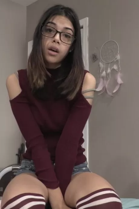 Молодо выглядящая девушка переодевается перед сексом от первого лица