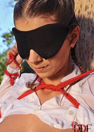 Зрелая леди с завязанными глазами Грязная Энджи сосет член и получает удовольствие