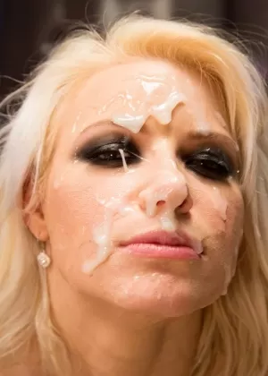 Платиновая блондинка Аникка Олбрайт получает камшот на лицо от больших черных петухов