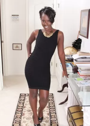 Негритянка-новичок обнажает свои большие натуральные сиськи, раздеваясь догола