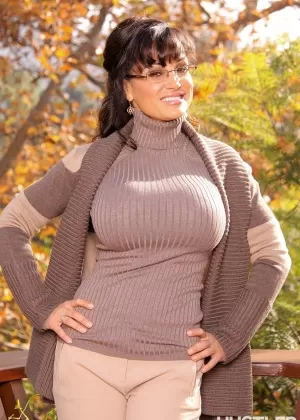 Сексуальная зрелая Трейси Лик обнажает свое великолепное тело во дворе, чтобы погладить свою киску