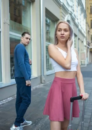 Темноволосая латиноамериканка Шина Райдер истекает спермой из своей киски после секса от первого лица