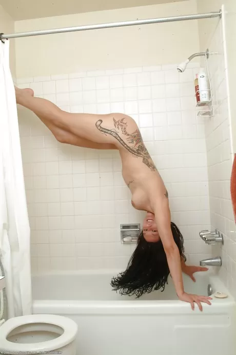 Гибкая молодая лесбиянка получает лизание своей киски и мастурбацию от своего друга