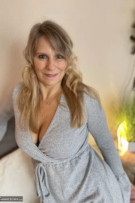 Милая блондинка средних лет Сьюзи играет со своей киской после того, как сняла леггинсы