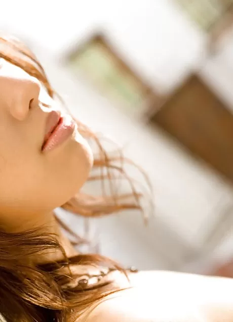 Удивительно милая азиатская красотка Джун Киеми раскрывает свои крошечные изгибы