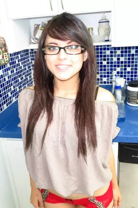 Занудная молоденькая Оксуанна Энви выставляет напоказ свою голую задницу после дрочки на кухне