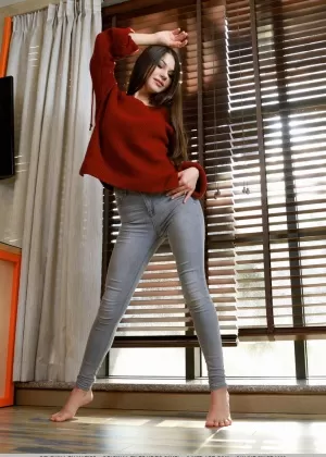 Красивая молоденькая Дельфина хватает свою голую задницу после раздевания для обнаженных поз