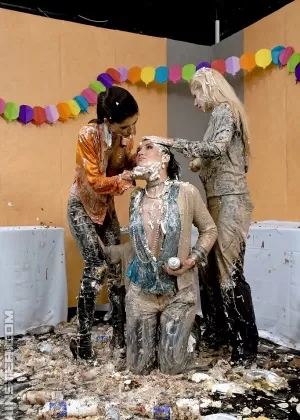 Непослушный подросток-мигалка выскакивает, вытаскивая шарики для пинг-понга из широко открытой киски