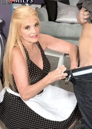 Татуированная блондинка Нина Элль тоже принимает большой черный член в свою киску и жопу