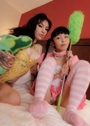 Татуированная брюнетка Миша Монтана занимается лесбийскими играми с симпатичной азиаткой