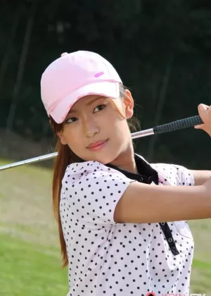 Молодая японская гольфистка Нао Юзумия мелькает на поле в юбке без трусиков