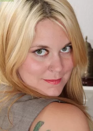 Жирная милфа Линдси Джексон с отвисшими большими сиськами и бритой киской