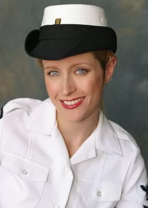 Британская медсестра раздевается до нейлоновых чулок и шапочки в конце рабочего дня