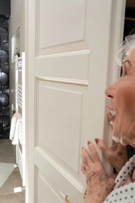 Бабуля с платиновой блондинкой соблазняет своего молодого любовника, пока он 3