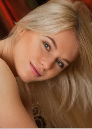 Одетая блондинка обнажает сексуальную молодую попку и бритую пизду во время стриптиза