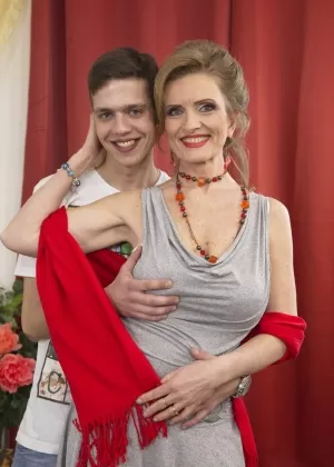 Роми Рейн и ее сосед пробуют новые позы в сексе