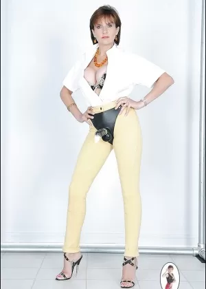 Похотливая зрелая фетишистка на высоких каблуках играет со страпоном