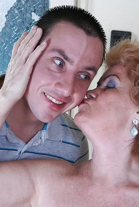 Кудрявая бабуля с волосатой пиздой развлекается риммингом  2