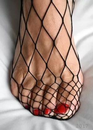 Тучная блондинка сбрасывает офисную одежду перед мастурбацией на полу